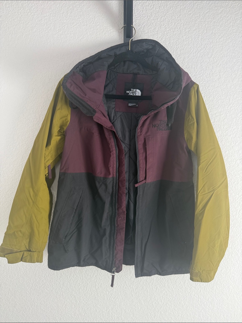 The North Face Womens Three-Tone Insulated Dry Vent Shell - M